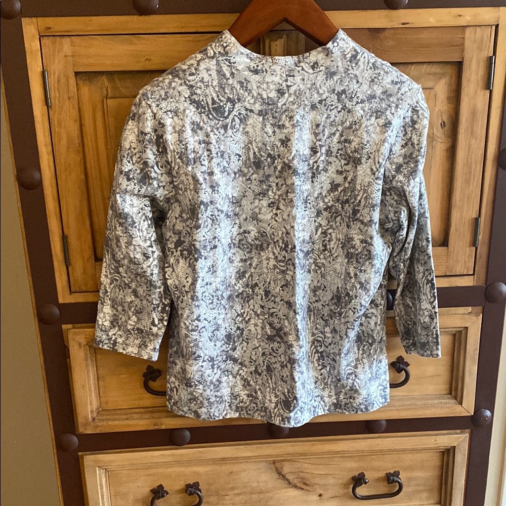 Ruby Rd. Gray and White Patterned Top - Picture 11 of 13
